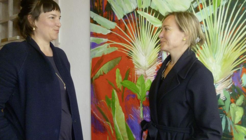 Ausstellungsmacherin Rebekka Gnädinger (li.) und Künstlerin Yvette Kiessling unterhalten sich anlässlich der Vernissage in der Galerie Kranz vor dem Bild «Twins». Bild: Ursula Junker