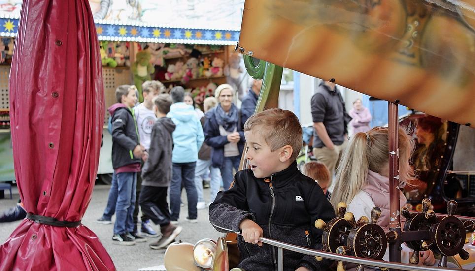 Viele lachende Kinder auf dem Karussell, aber die älteren geniessen die Schifflischaukel und das Schiessen. Bild: Nicole Peter