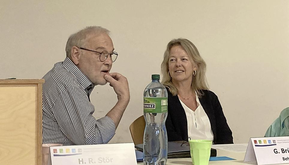 Schulpräsident Hans Rudolf Stör und Behördenmitglied Gabriela Brütsch bei der Rechnungsgemeinde am Montagabend in Schlattingen. Bild: Ursula Junker