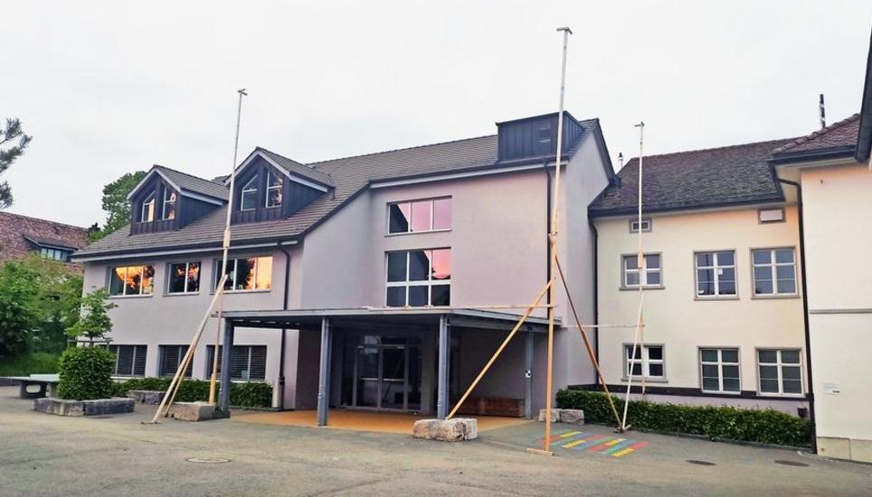 Der Schulhausanbau in Stetten ist wegen Zeitmangel der Handwerker in Verzug geraten. Bild: Sandy Hedinger
