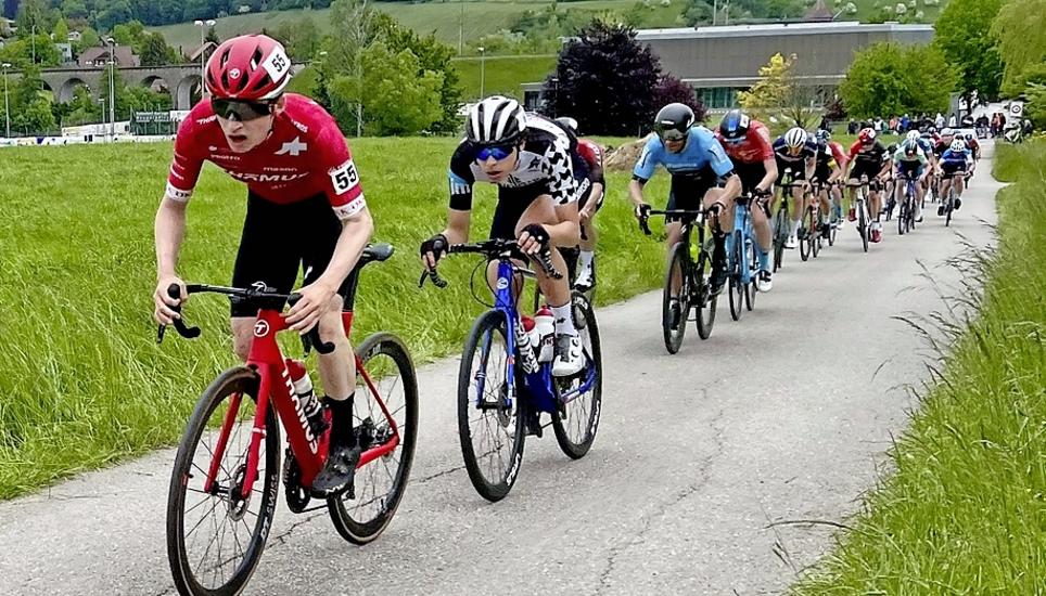 Eric Weckerle (in rot) macht an der Spitze des Rennens Tempo. Bild: zVg