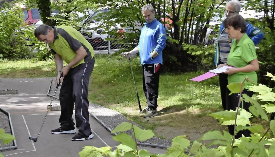 Blick über den Zaun: Im idyllischen Umfeld richtet sich der Fokus des Protagonisten auf das kleine Spielgerät, die Konkurrenten beobachten ihn dabei. Die Anzahl Schläge wird geflissentlich protokolliert. Bilder: Pascal Oesch