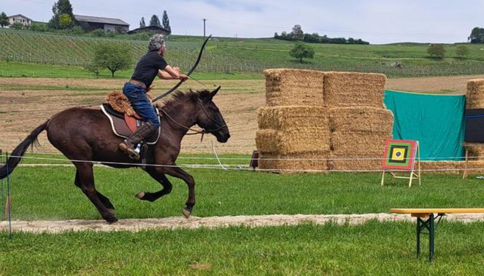 Schnelle Rösser, tödliche Präzision: Das ist das berittenene Bogenschiessen an der «Reiat-Trophy». Bild: Radio Munot