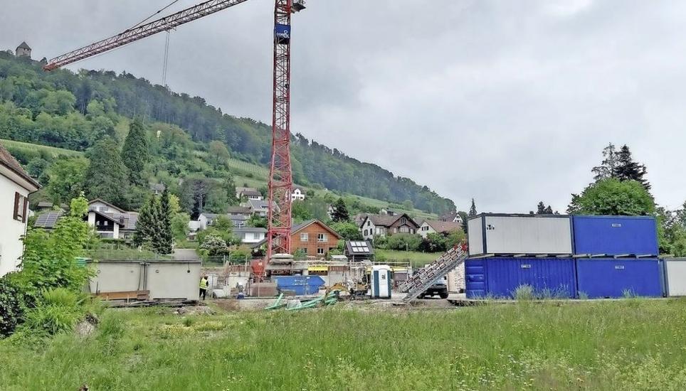 Im Hintergrund wird seit einem halben Jahr an den Steiner Alterswohnungen gearbeitet, während weiterhin unklar ist, ob der auf der Grünfläche im Vordergrund geplante Pumptrack jemals gebaut werden kann. Bild: Thomas Martens