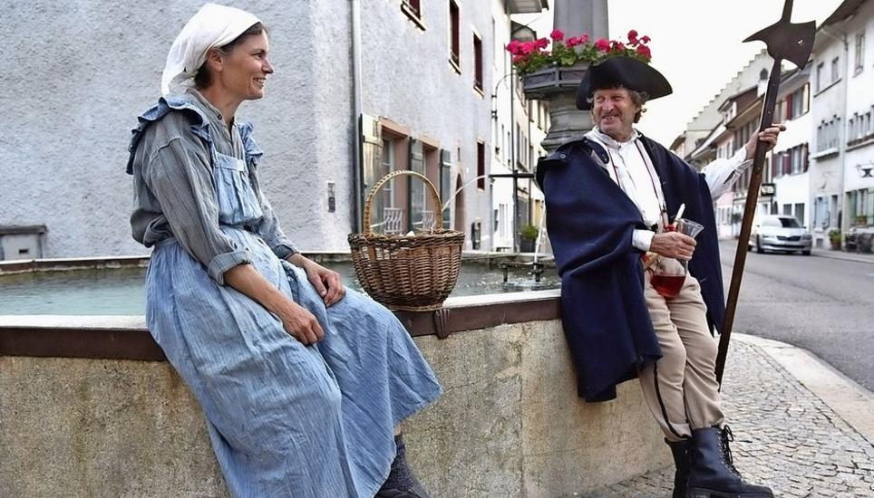 Klara und Heiri Buff (Gabi Uehlinger und Beat De Ventura) sind nach dem Brand des Obertorturms nach Kanada ausgewandert. Bild: Daniela Affolter