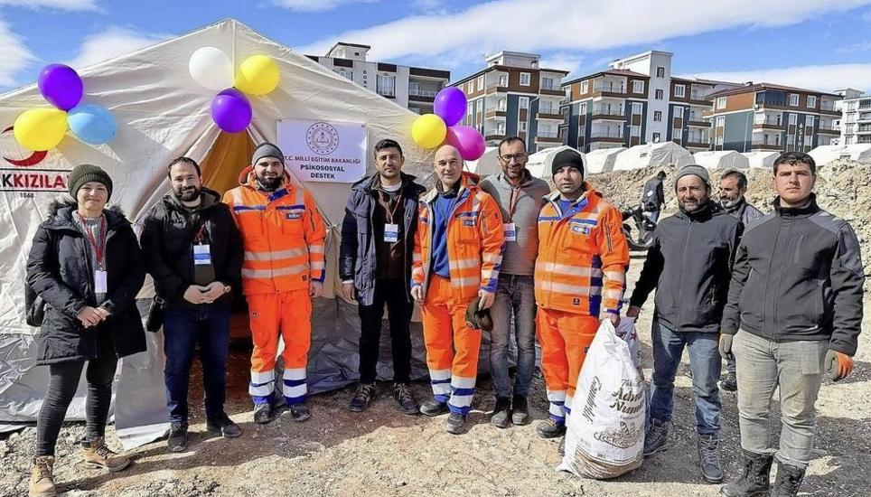 Zusammen mit lokalen Helfern bauten Serhat Köroglu (5.v.l.) und seine Kollegen während einer Woche Zeltstädte auf und verteilten Lebensmittel. Bild: zVg