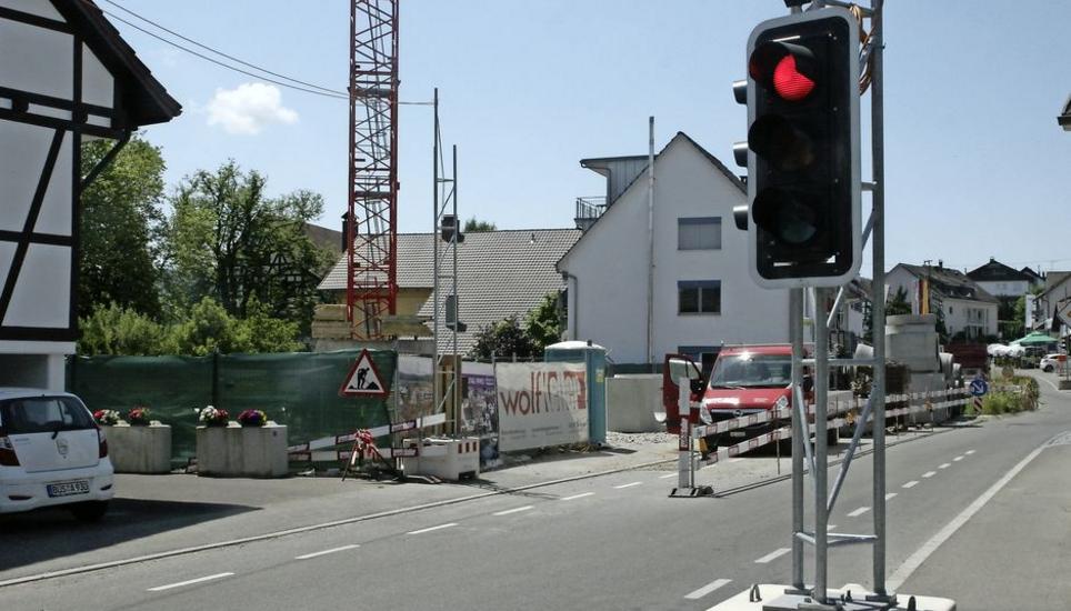 Ampelanlage an der Junkerstrasse wegen der Versetzung des Regenüberlaufbeckens zur Rheinmühle. Bild: Wolfgang Schreiber