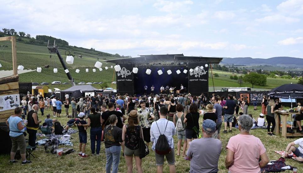 The Slobbers heizten am Openair Hallau dem Publikum bei sommerlichen Temperaturen ein. Bild: Herrmann Luc-Hardmeier