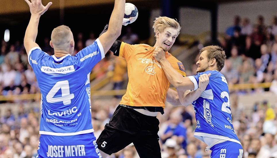 Hart umkämpft war die Partie zwischen den Kadetten (orange) und Kriens-Luzern. Am Ende siegten die Innerschweizer. Bild: Key
