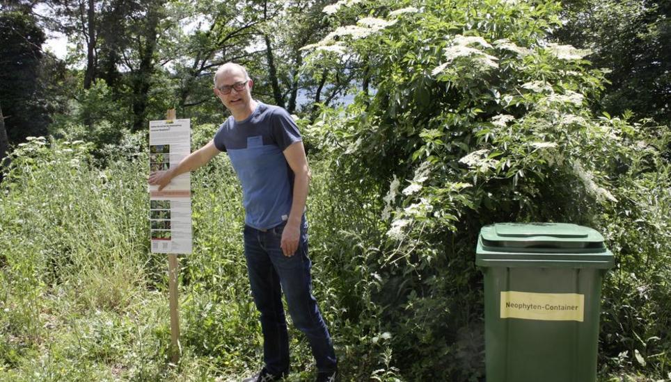 Roman Fendt vom Interkantonalen Labor erklärt, wie wichtig die Bekämpfung der Neophyten im Wald ist. Bild: Nicole Peter