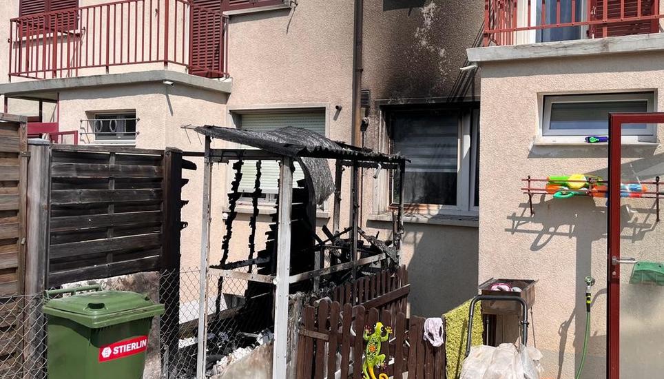 In Neuhausen geriet ein Geräteschuppen in Brand. Dabei wurde auch das wenige Meter entfernte Wohnhaus beschädigt. Bild: zVg/shPol