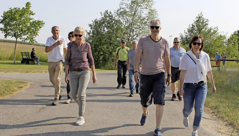 Der Rundgang «Uhwiesen bewegt» steiss auf grosses Interesse. Bild: Mirza Hodel