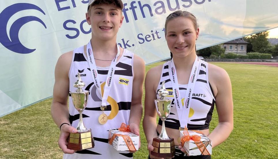 Wieder die Schnellsten: Andrina Raguth und Leon Grosshans präsentieren stolz die Pokale für den Sieg. Bilder Corina Fendt