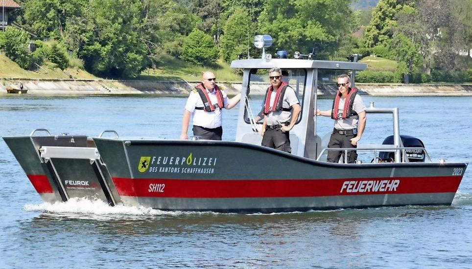 Freuen sich über das neue Feuerwehrboot (v. l.): Jürg Bänziger, Remo Gisler, Stabsoffizier Sven Lang (verdeckt) und Vize-Kommandant Gilles Gfeller. Bild: Thomas Martens