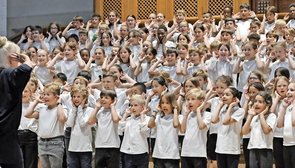 Friedhilde Trüün motivierte die Kinder zum begeisterten Mitmachen. Bild: Selwyn Hoffmann