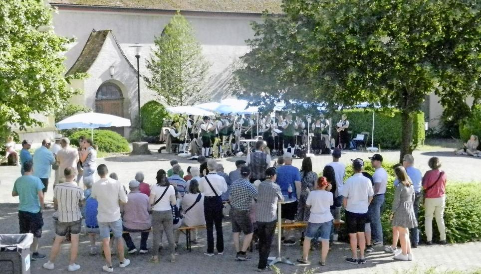 Das Publikum blieb beim Platzkonzert des MV Schlatt am Randen lieber im Schatten. Bild: Karl Hotz