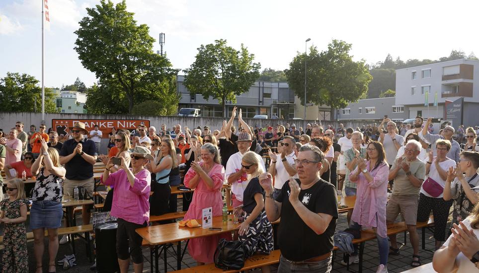 Standing Ovations: Die zahlreichen Kadetten-Fans spendieren dem Meister-Team bei der Saisonabschlussfeier nochmals einen kräftigen Applaus. Bild: zVg/Lara Gansser