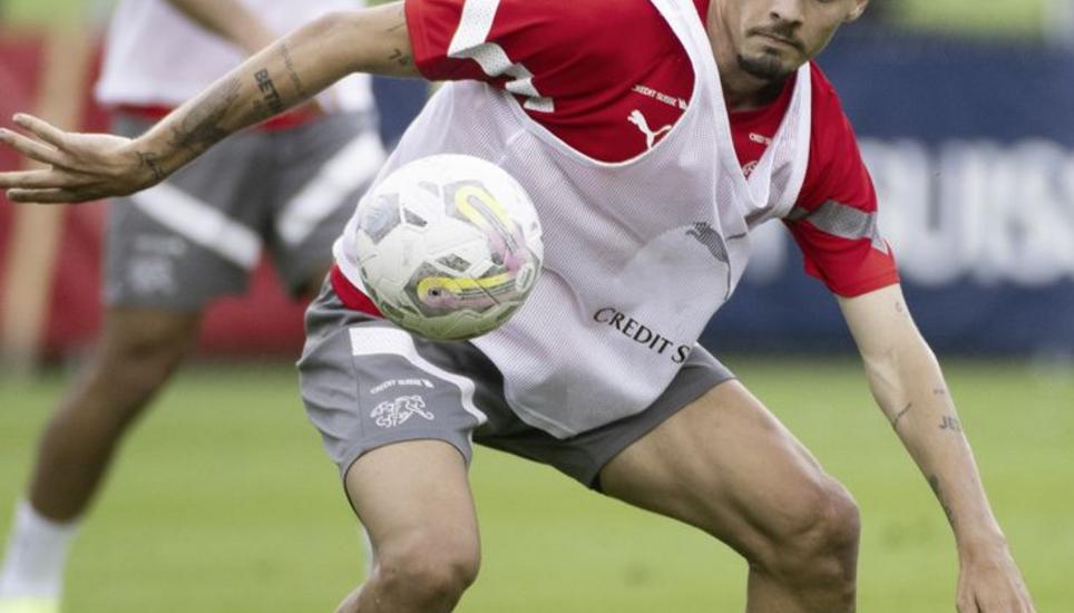 Uran Bislimi gibt sich voll motiviert im Training der Nationalmannschaft. Bild: Keystone