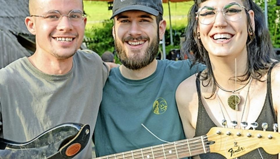 Nicolas Juraubek, Nicolas Germann, Aimée Huber Die beiden Musiker der Band «Heista Paella» und mit ihrer Muse. «Eine Dreiviertelstunde spielen, dann jammen.»