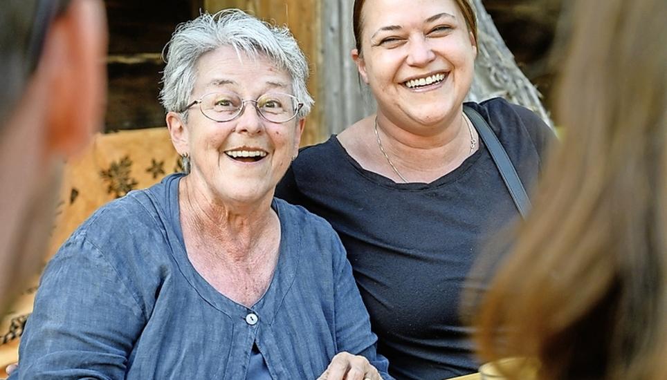 Theres Schneider (l.) und Sabrina Steinemann An der Uustrinkete am Samstag mischten sich die Generationen im Garten um die Funkerhütte.