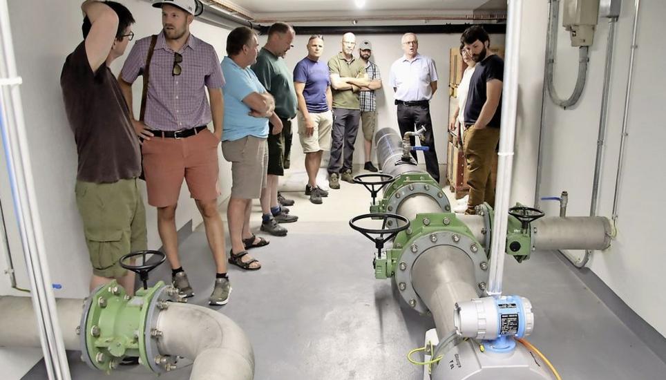 Im Messschacht «Seeben» in Marthalen wird das Wasser gemessen und fliesst über die Leitungen links nach Oerlingen und geradeaus nach Marthalen, wie den Teilnehmern am Besuchstag erklärt wurde. Bild: Roland Müller