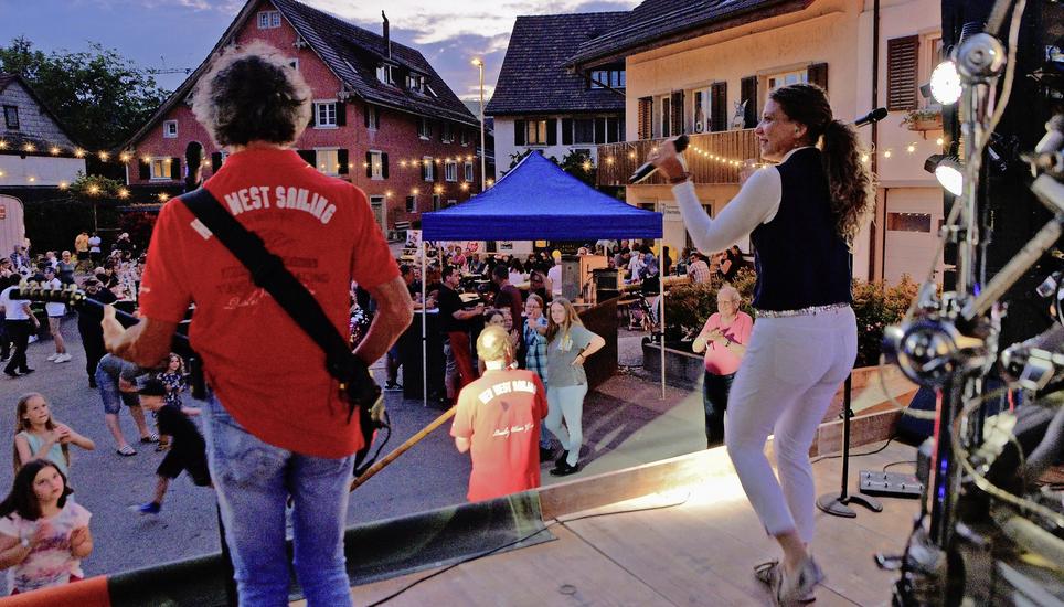 Die Blaumeisen begeistern die Oberhallauer auf dem Dorfplatz so sehr, dass das beschauliche Dorf beim Mitschunkeln fast in Wanken gerät. Bild: Theo Kübler