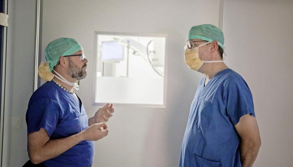 Zwischen den Operationen räumte Peter Šandera (l.) Zeit ein, um Fragen des Spitalpfarrers zu beantworten.