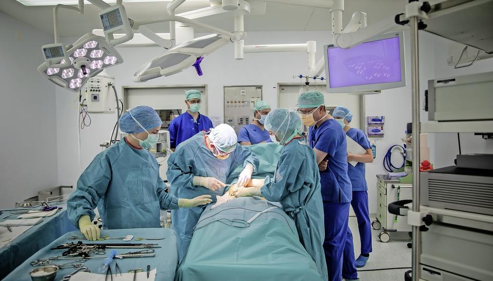 Bis zu acht Personen sind im Operationssaal anwesend, und die Zuständigkeiten sind klar definiert.