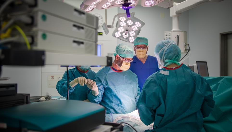 Die Stimmung im Operationssaal ist konzentriert, aber nicht angespannt.