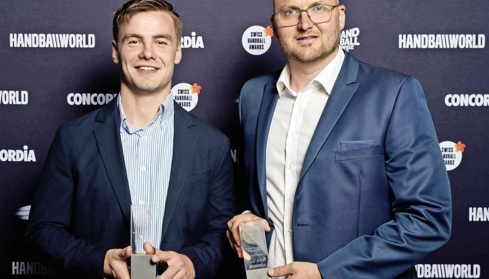Verdiente Sieger: Kadetten-Trainer Adalsteinn Eyolfsson (r.) und Flügelspieler Odinn Thor Rikhardsson freuen sich über ihre Auszeichnungen an den Swiss Handball Awards. Bild: Adrian Ehrbar/Handballworld
