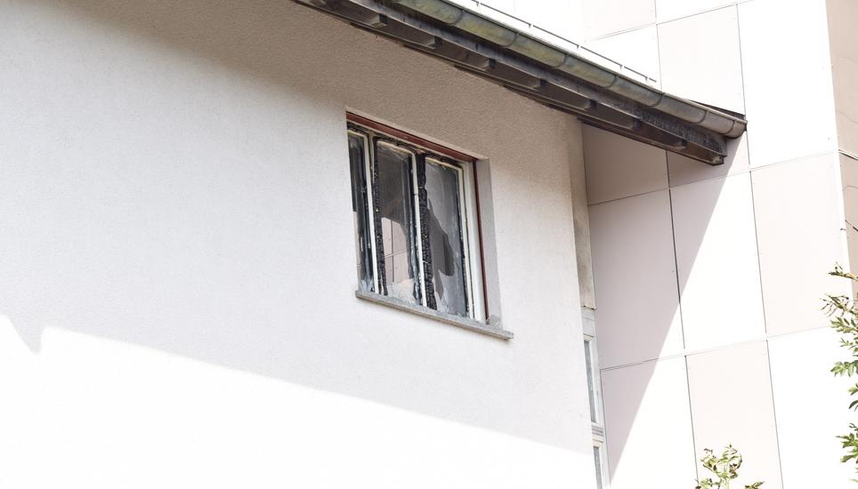 Die Hitze des Feuers liess die Scheiben des Nachbarhauses zerbersten.