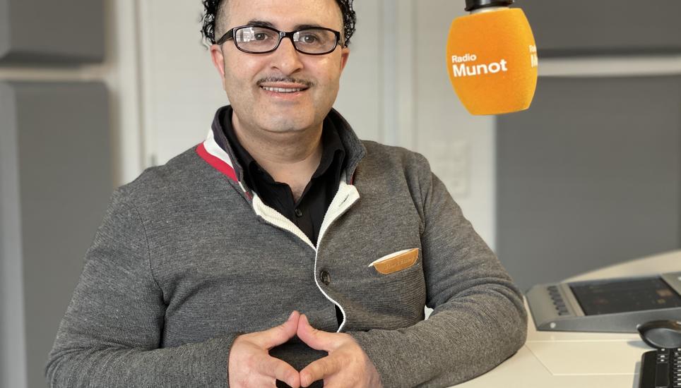 Ibrahim Tas, hier zu Besuch bei Radio Munot, hatte 2019 einen Mann geohrfeigt, was jetzt Res Hauser zum Austritt aus der FDP bewogen hat. Bild: Radio Munot