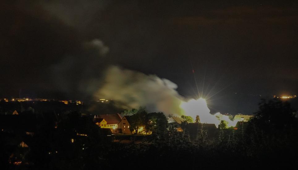 Der grelle Schein des Feuers erleuchtet die Nacht. Bild: Bernd Jung