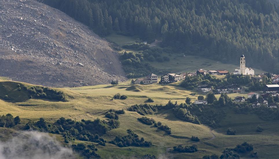 Glück im Unglück: Das Gestein kam kurz vor dem Dorf zu liegen. Bild: KEYSTONE