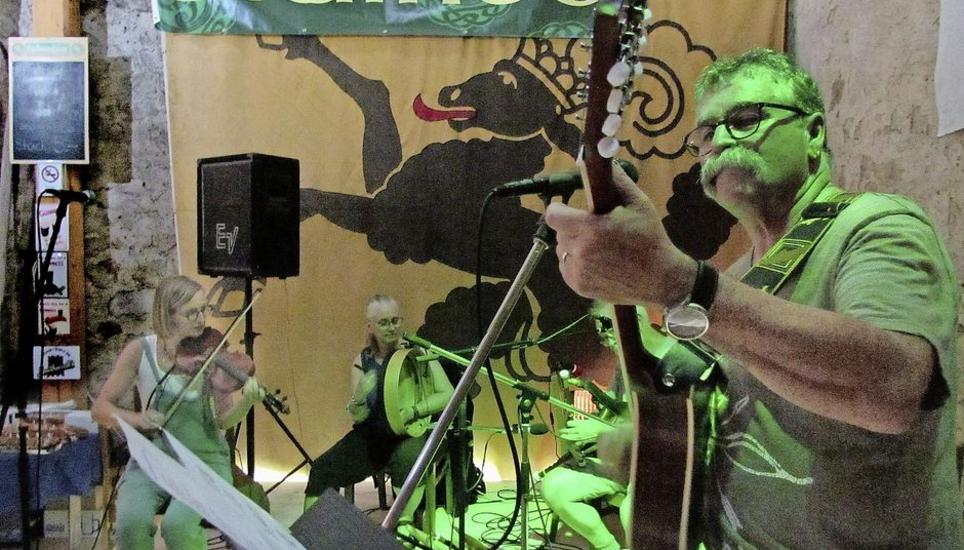 So grün wie die grüne Insel war das Licht, in dem «Sláinte» aufspielte. BILD ERNST HUNKELER