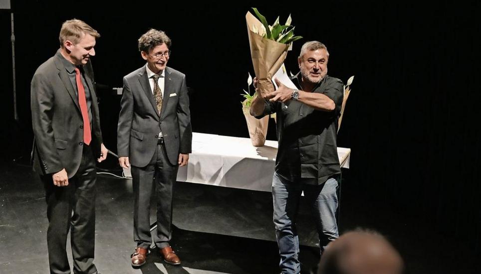 Freude über den Förderbeitrag: Musiker Metin Demiral nimmt die Auszeichnung von Stadtrat Raphaël Rohner und Regierungsrat Patrick Strasser (v. r.) entgegen. Bild: Selwyn Hoffmann