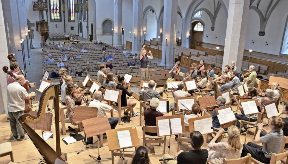 Annedore Neufeld und das Kammerorchester des MCS bei der offenen Probe im St. Johann. Bild: Annina Schmucki