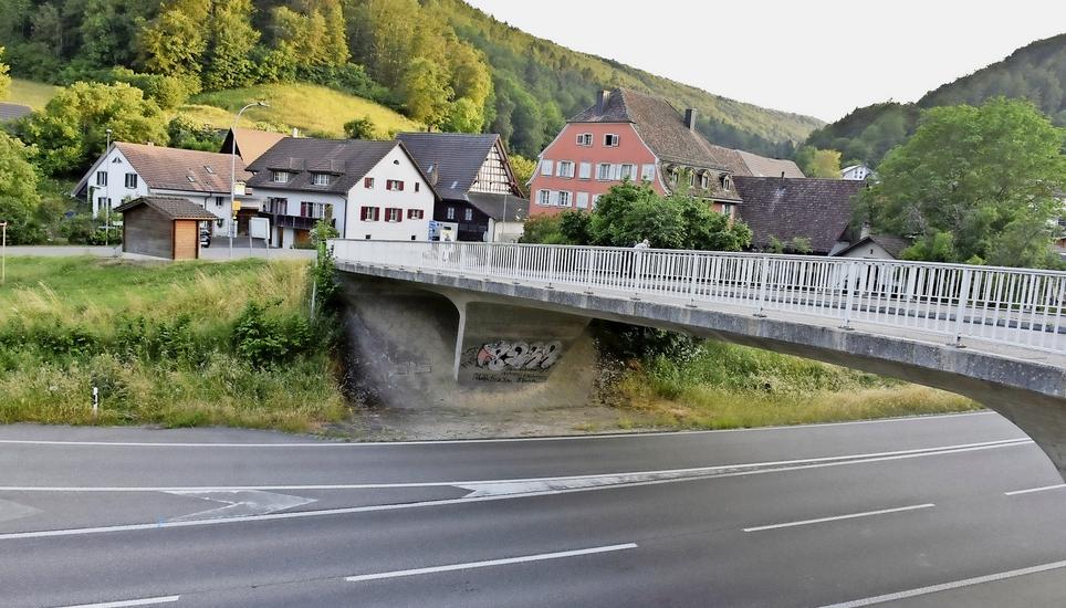 Im Rahmen der Aufwertungsmassnahmen der Ortsdurchfahrt wird in Bargen auc hdei Brücke über der H4 saniert. Bild: Thomas Güntert