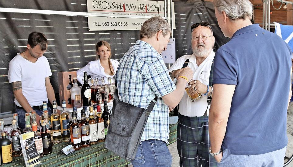 Rolf Spörri (2. v. r.) war beim Whisky-Tasting ein gefragter Gesprächspartner. Bild: Dieter Ritter
