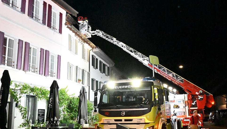 Im Einsatz standen neben der Schaffhauser Polizei die Feuerwehrverbände Mittelklettgau, HOT (Hallau, Oberhallau, Trasadingen), die Samariter Klettgau sowie der Rettungsdienst der Spitäler Schaffhausen. Es standen insgesamt 86 Personen im Einsatz. Bild: zVg/ Polizei Schaffhausen