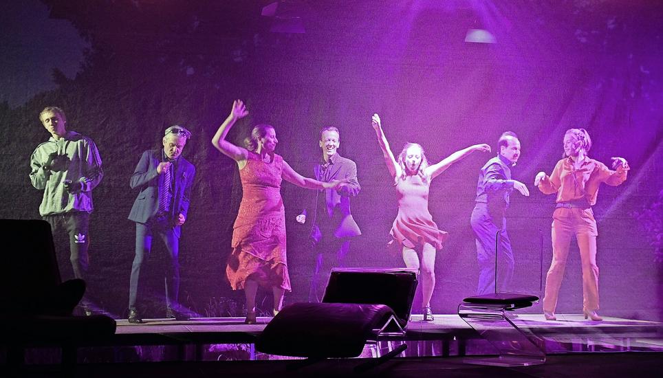 Das Färbe-Ensemble zeigt die Uraufführung des Theaterklassikers «Der Menschenfeind». Bild: Eric Bührer