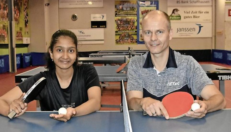 Vor grossen Aufgaben stehen Akhyata Patra und Trainer Thomas Hunyar vom TTC Neuhausen. Bild: Pascal Oesch