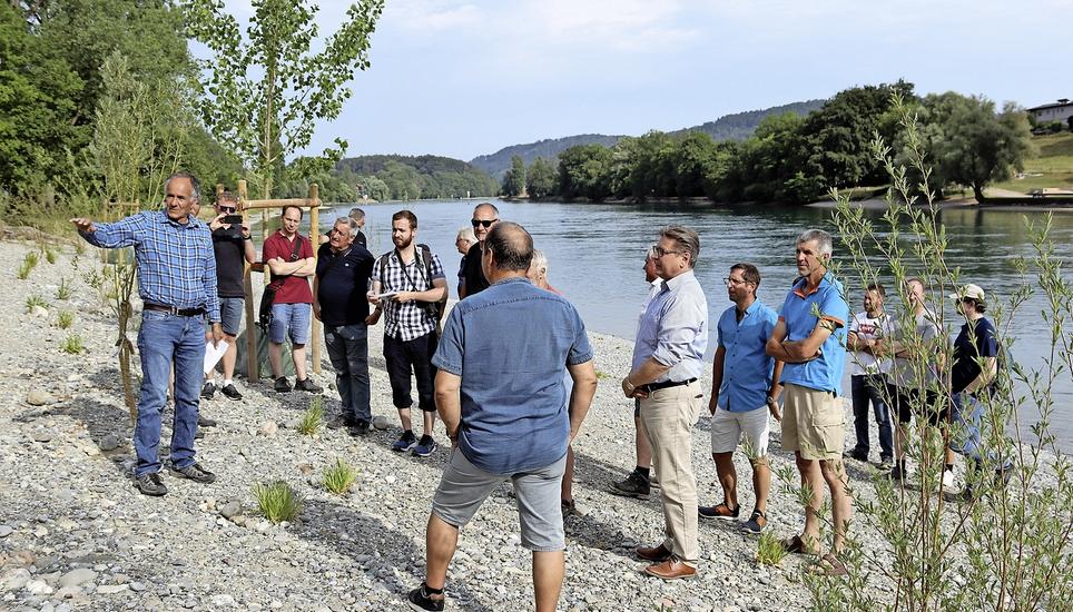 Projektleiter Peter Hunziker von SH Power (li.) erklärt den Gästen, was bei der Rheinrenaturierung in Gailingen gemacht wurde. Bild: Dieter Ritter