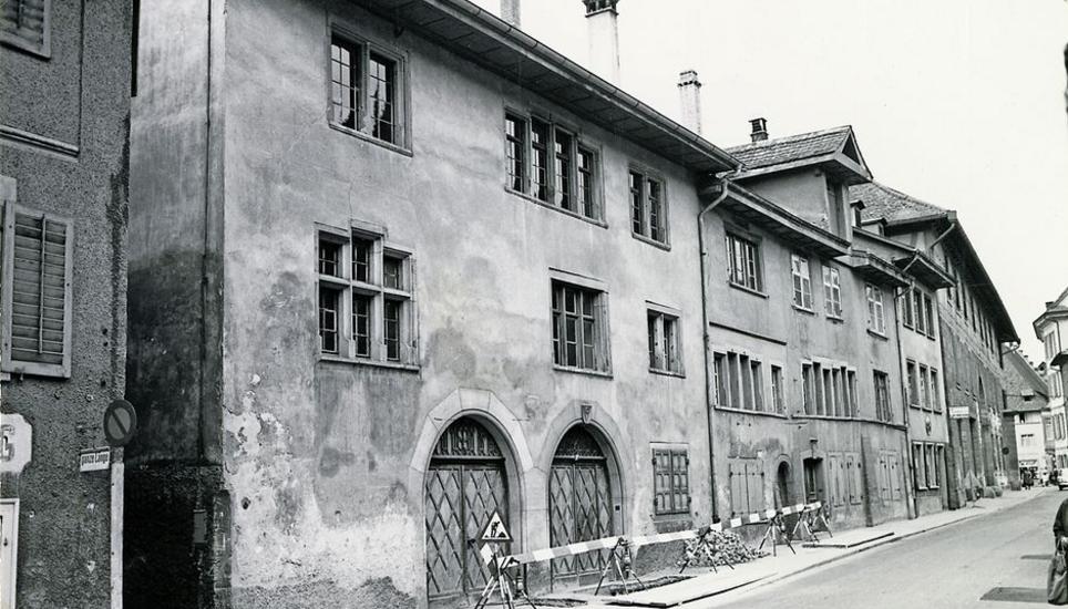 Der 1501 erbaute «Bretterhof» (ursprünglich Gerberhof) muss leider 1967 einem Parkplatz weichen.