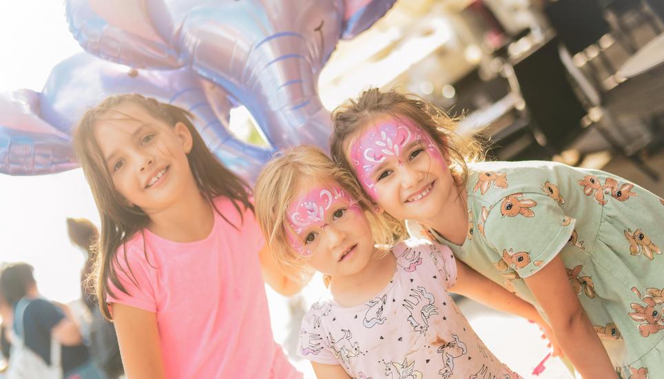 Die Cousinen Saira, Amina und Samiya haben sich am Lindli Fest im Gesicht rosa mit Glitzer schminken lassen.
