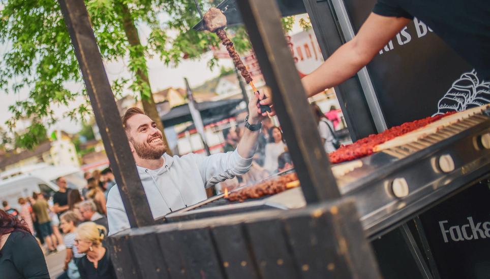 Kulinarisch ist wohl auch in diesem Jahr wieder für jeden Hungerigen was dabei, wie hier die Grillspiesse direkt an der Schifflände.