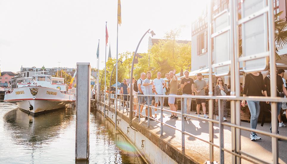 Schon um 19.00 ist das Lindli Fest gut besucht, Hunger, Durst und das tolle Wetter zieht die Schaffhauserinnen und Schaffhauser an die schöne Rheinpromenade.