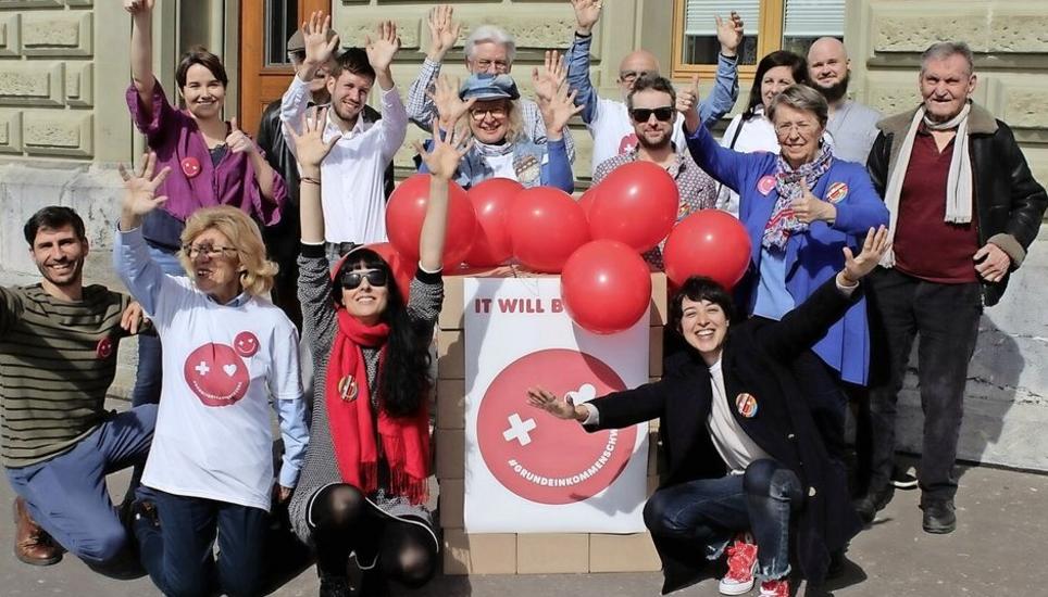 Rebecca Panian (unten, 3. v. l.) im März 2023 in Bern bei der Einreichung der 70'000 Unterschriften der Petition für ein Bedingungsloses Grundeinkommen. Bild: zVg
