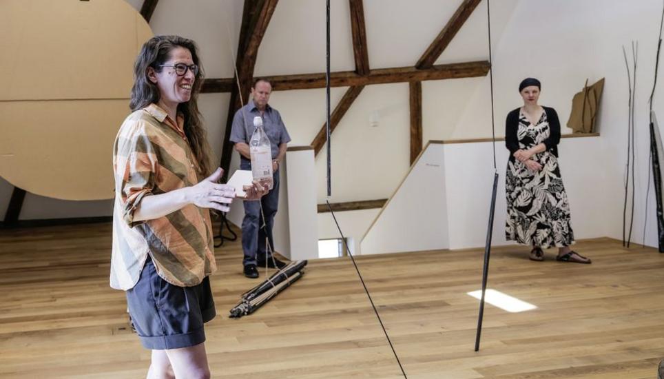 Ana Strika erklärt ihre Installationen in der Oberen Stube. Bild: Jean-Marc Rossi