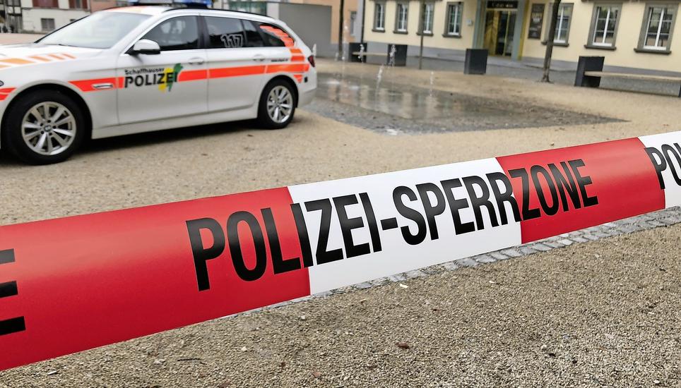 Um Gewalttaten – hier ein SN-Archivbild eines Polizeieinsatzes 2018 – zu verhindern, wurde das Gefährdermanagement ins Leben gerufen; noch aber fehlen die gesetzlichen Grundlagen. Bild: Ralph Denzel